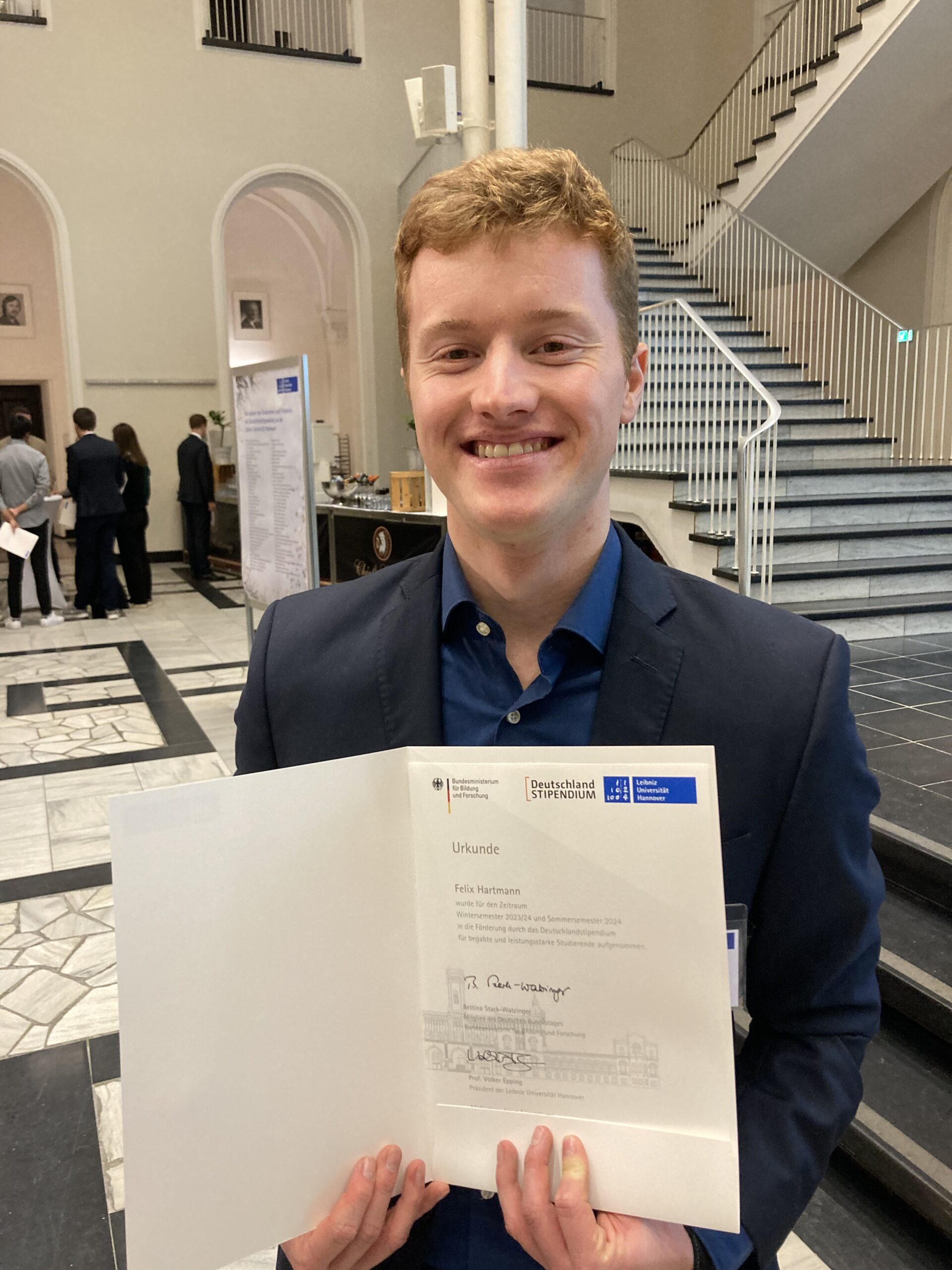 2024 felix hartmann mit urkunde 2024